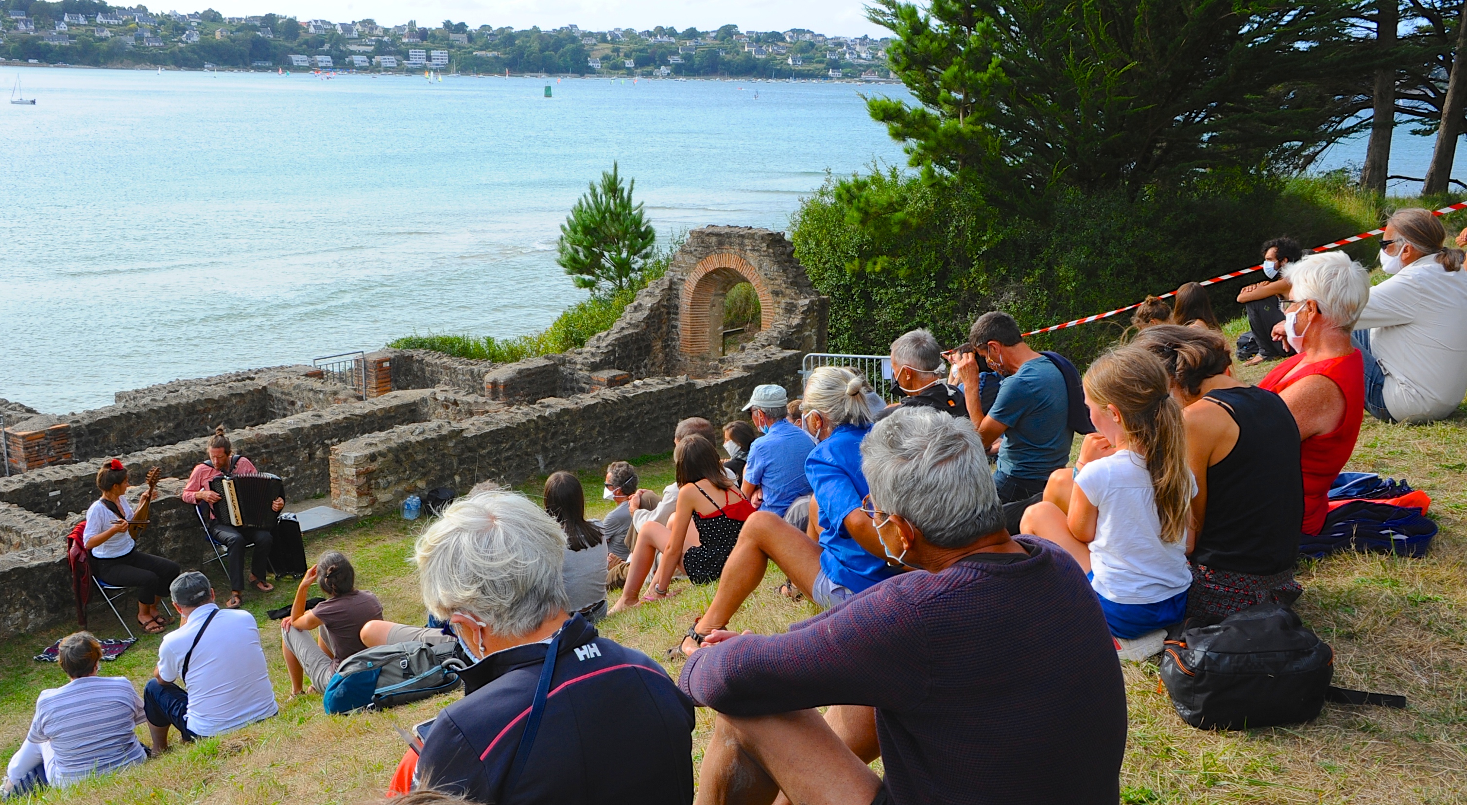 Le public assiste à une manifestation culturelle devant les thermes du Hogolo à Plestin les Grèves