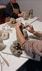 Atelier art et créativité modelage Les mains dans la terre